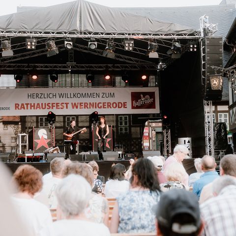 Eine Bühne steht auf dem Marktplatz in Wernigerode zum Rathausfest.