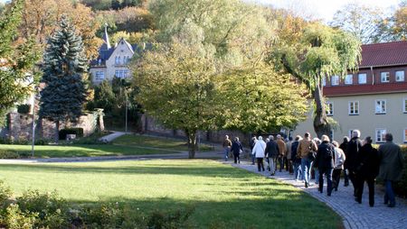 Eine Gruppe geht während einer Stadtführung durch Wernigerode durch den kleinen Park Am Vorwerk in Wernigerode.