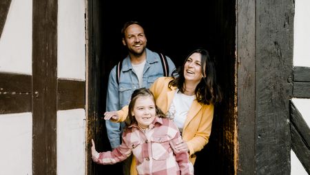 Eine Familie mit drei Personen kommt durch das Demutgässchen in Wernigerode.