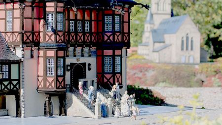 Detailaufnahme der Rathaustreppe mit Personen im Miniaturenpark Kleiner Harz