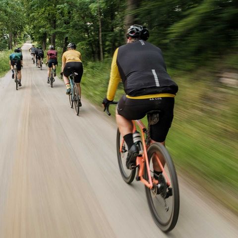 Teilnehmende am Gravel Bike Fest in Schierke fahren eine Schotterweg im wald entlang