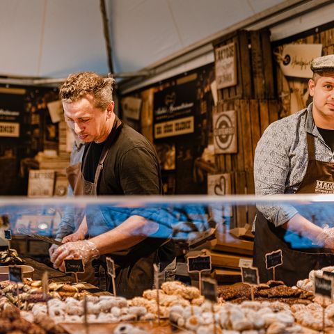 Mitarbeiter eines Schokoladenverkaufsstand präsentieren ihre Ware während des Schokoladenfestivals chocolART in Wernigerode.