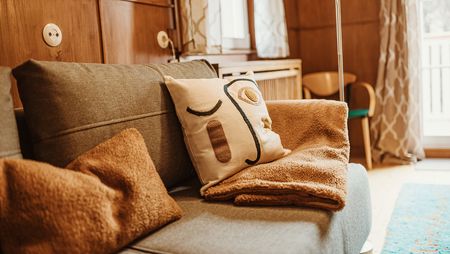 Eine Couch mit Kissen in einer Ferienunterkunft in Wernigerode