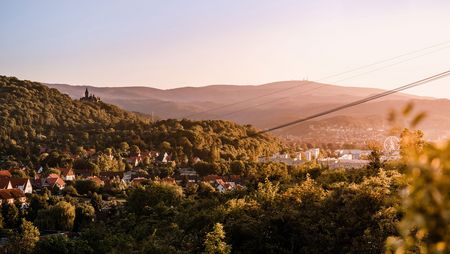 Weitsicht über das Schloss Wernigerode zum Brocken im Harz