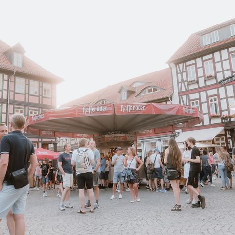 Ein Gastronomiestand steht auf dem Marktplatz in Wernigerode zum Rathausfest.