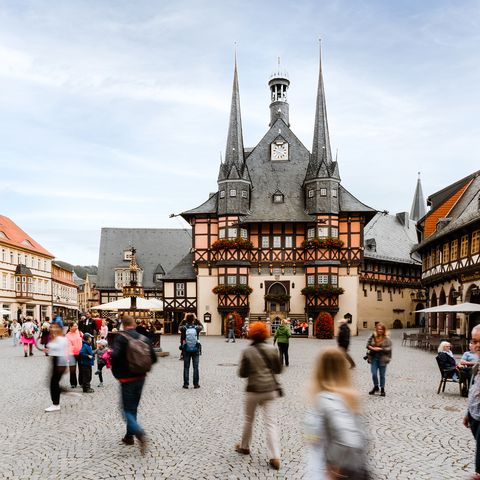 Auf dem Marktplatz in Wernigerode bewegen sich viele Menschen vorm dem Rathaus.