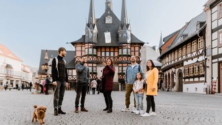 Eine Gruppe zur Stadtführung steht auf dem Marktplatz in Wernigerode.