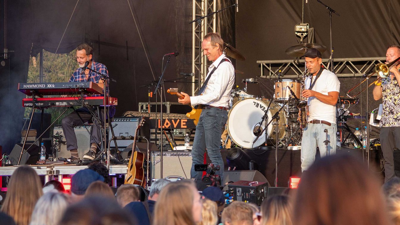 Die Band Keimzeit steht auf der Bühne zum MDR Harz Open Air 2024 im Bürgerpark Wernigerode