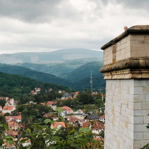 Blick vom Schloss über die Stadt Wernigerode zum Brocken