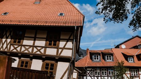 Fachwerkdetail mit dem Museum Schiefes Haus an der Blumenuhr in Wernigerode.