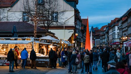 Während des Schokoladenfestivals chocolART gehen viele Menschen die Breite Strasse entlang.