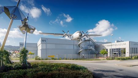 Das Luftfahrtmuseum in Wernigerode mit einer Transall der Bundeswehr auf dem Dach eines Hangars.