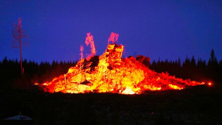 Die Mauseklippen bei Schierke werden mit roten Licht zum Klippenglühen in Schierke angestrahlt.