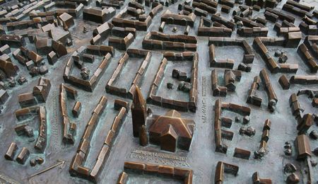 Detailaufnahme eines taktilen Stadtbildes vor dem Rathaus in Wernigerode