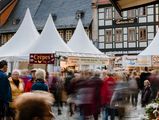 Auf dem Marktplatz von Wernigerode stehen Stände zum Schokoladenfestival chocolART. Menschen laufen entlang der Verkausstände.