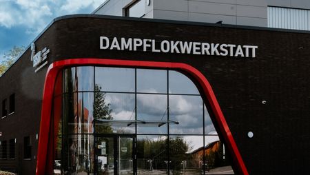 Fensterfront im Eingangsbereich der Dampflokwerkstatt der Harzer Schmalspurbahnen