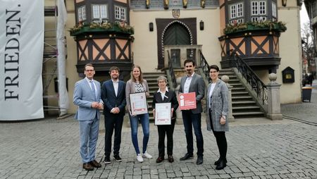 Übergabe der I-Marke an die Leiterinnen der Tourist-Informationen in Schierke und Wernigerode vor dem Rathaus in Wernigerode