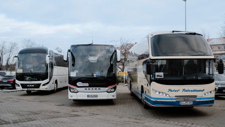 Busse stehen auf dem Parkplatz "Historische Altstadt" in Wernigerode