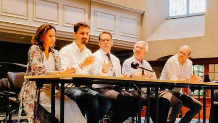 Akteure sitzen hinter einem Tisch im Konzerthaus Wernigerode und unterzeichnen einen Vertrag