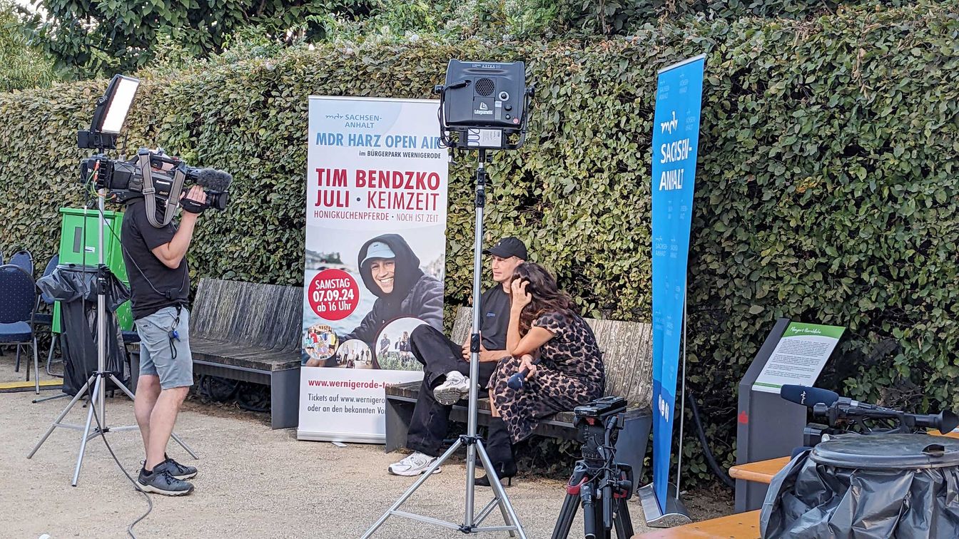 Tim Bendzko gibt dem MDR ein Interview zum MDR Harz Open Air 2024 im Bürgerpark Wernigerode