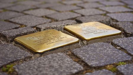 Stolpersteine zum gedenken an die umgebrachten jüdischen Mitbürger sind in das Pflaster eingelassen.