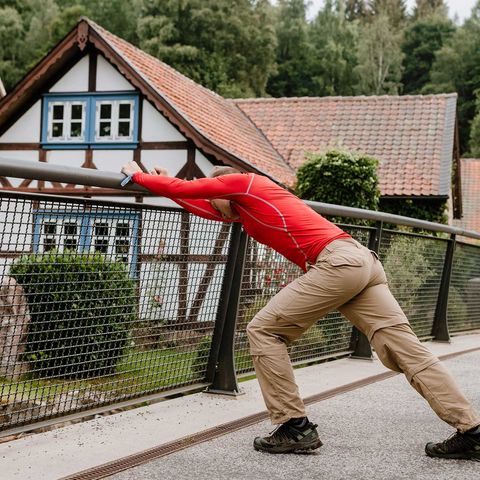 Eine Person steht während der 24h-Wandertrophy auf einer Brücke in Schierke.