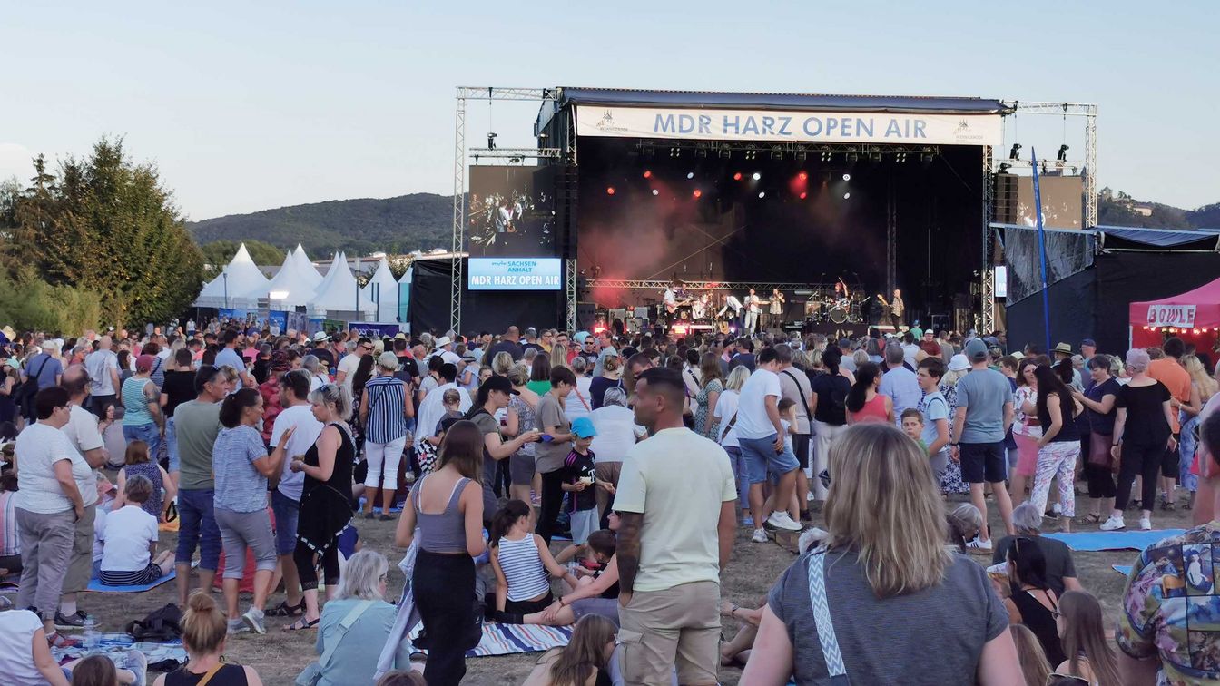 Publikum steht vor der Bühne auf dem MDR Harz Open Air im Bürgerpark Wernigerode