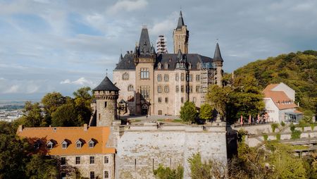 Das Schloss Wernigerode mit einer Ansicht der Fassade von einer Drohne aufgenommen.