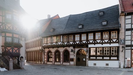 Der Marktplatz in Wernigerode mit dem rechtsliegendem Rathaus und in der Frontansicht mit dem Hotel Gothisches Haus