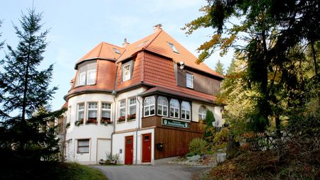 Das Gasthaus Armeleuteberg ist von Wald umgeben.